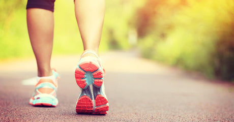 Beneficios para la salud de caminar hacia atrás
