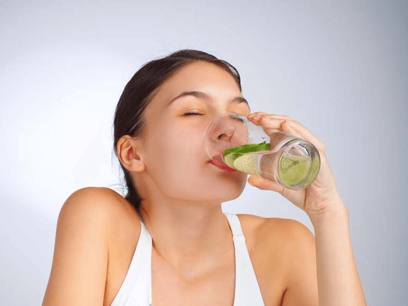 Beneficios de tomar agua con limón por la mañana